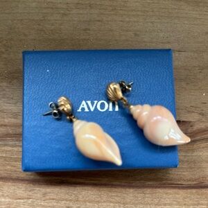 VTG 70’s Avon Sea Swirl Faux Shell Post Earrings in Peach and Gold, Antiques